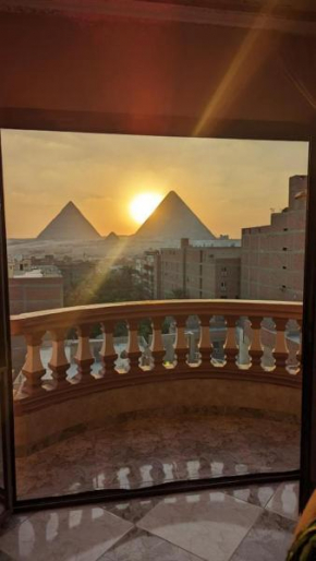 Apartment with a view of the pyramids